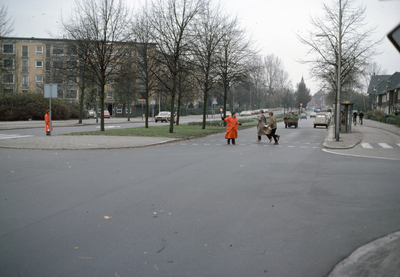 117479 Afbeelding van verkeersbrigadiers bij de oversteekplaats voor voetgangers in de Lessinglaan te Utrecht, ter ...
